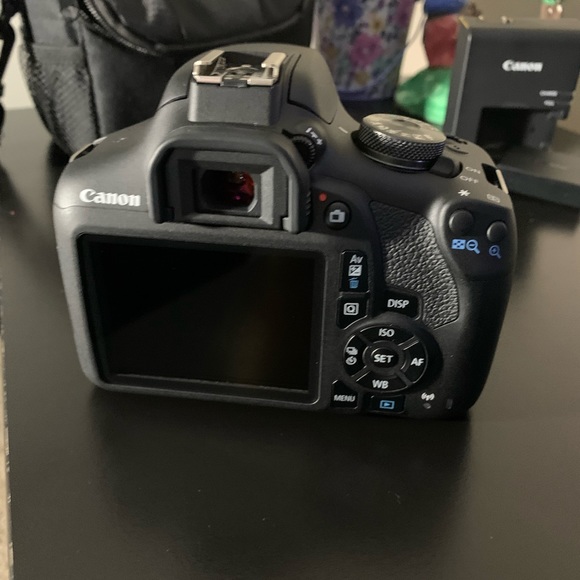 Canon camera, tripod and accessories - Picture 11 of 12